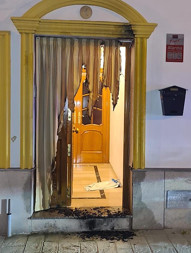 Prenden fuego a la puerta de la vivienda de un concejal de Peligros
